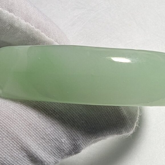 Green Jade Bangle - Picture 6 of 9